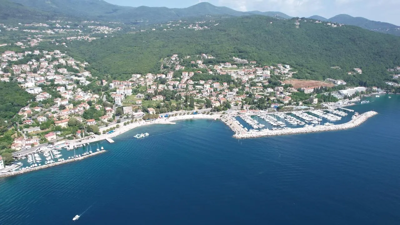 Apartment Peruc With Big Terrace And Beautiful Garden Ičići