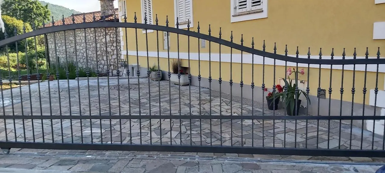 Apartment Peruc With Big Terrace And Beautiful Garden Ičići